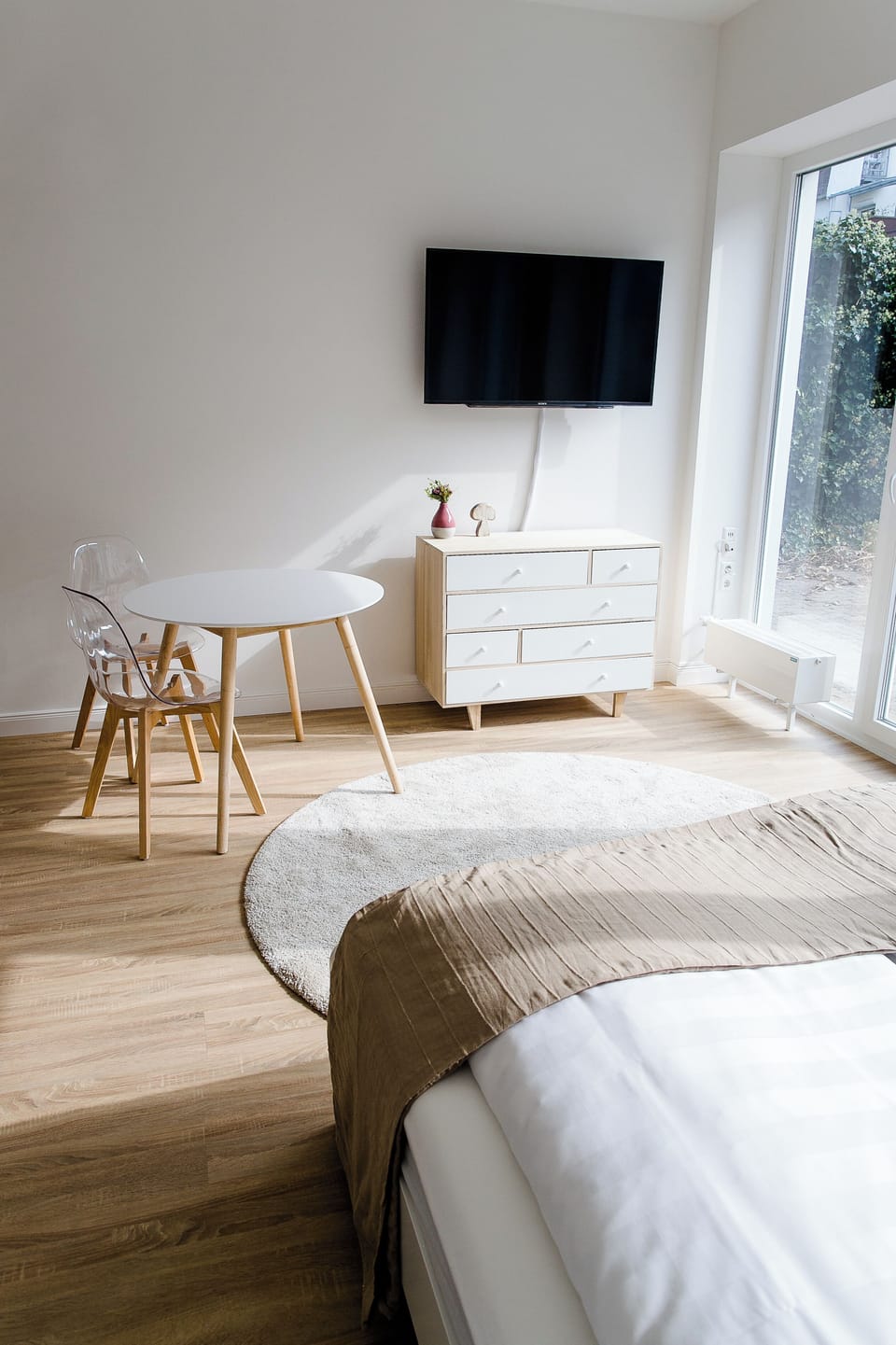 Desk, laptop workspace, WiFi (free)
