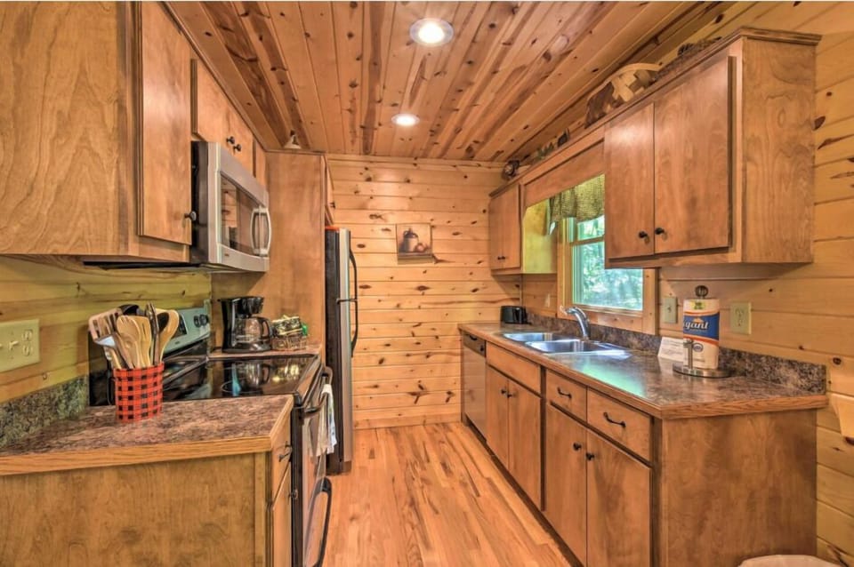 Full kitchen perfect to whip up your favorite meals!