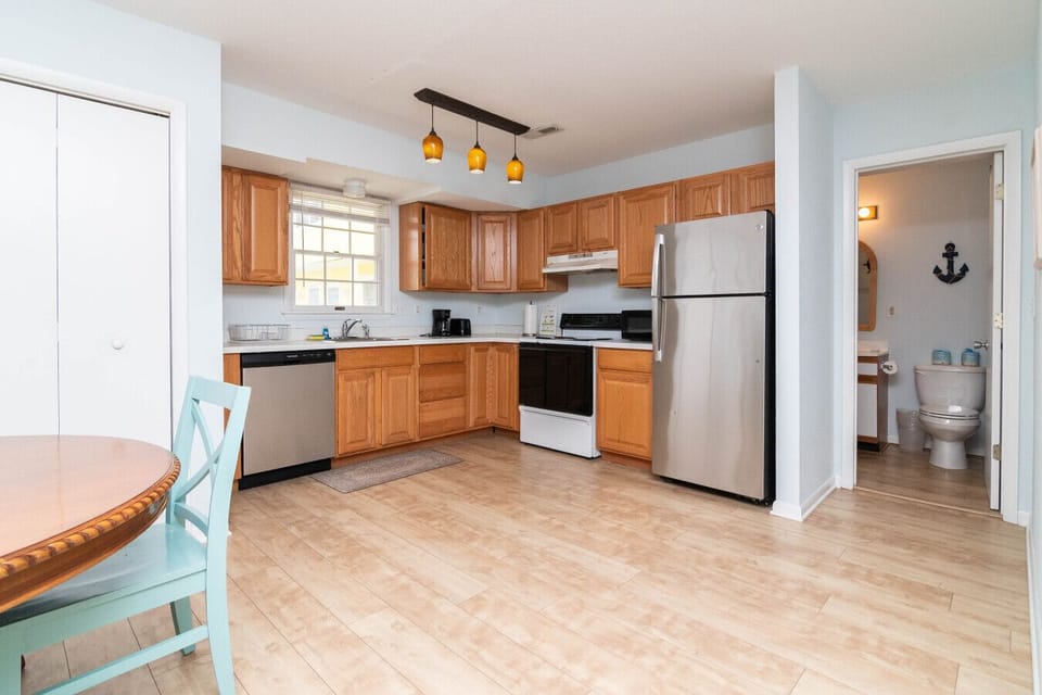 Fully equipped kitchen featuring a fridge/freezer, dishwasher, toaster, and drip coffee machine—perfect for preparing meals or starting your morning with a fresh cup of coffee.