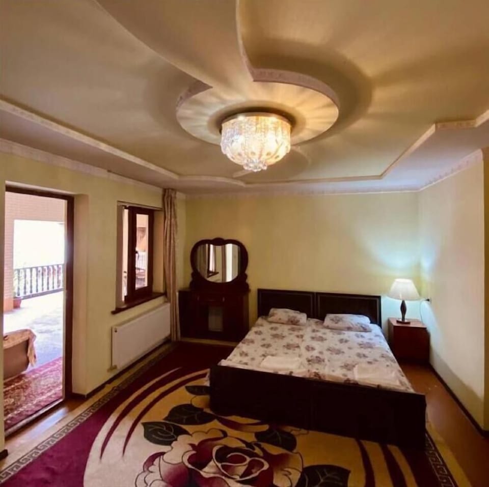In-room safe, soundproofing, WiFi (free)