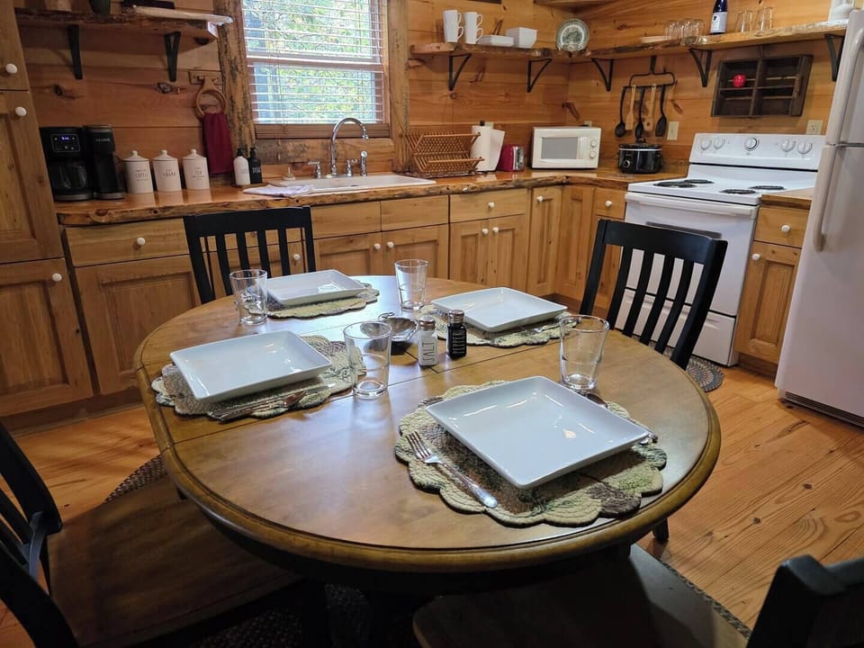 Larger oval size table to comfortably seat 4 adults