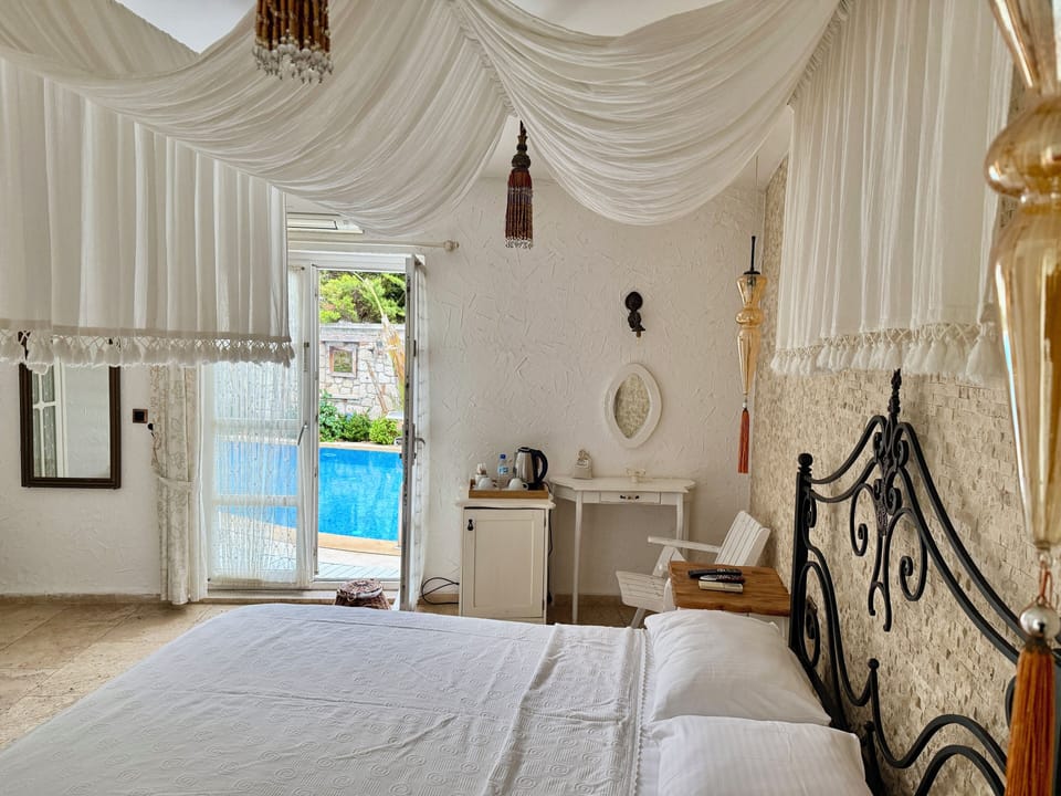 Deluxe Room, 1 King Bed, Pool View | Premium bedding, minibar, blackout drapes, soundproofing