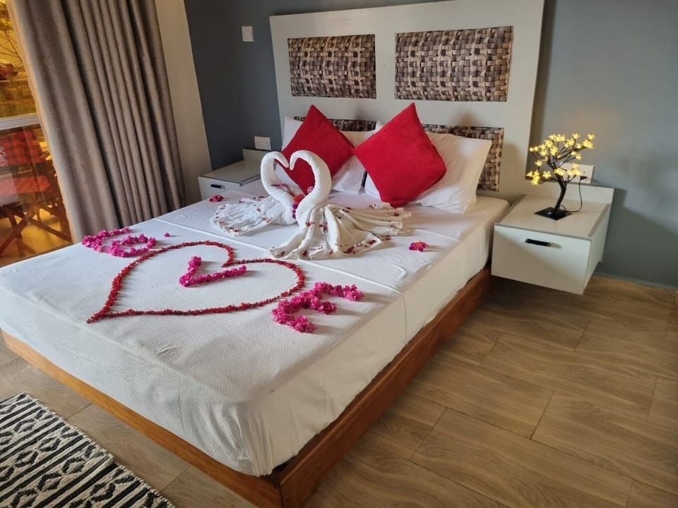 Deluxe Single Room, Balcony, Pool View | Free WiFi, bed sheets