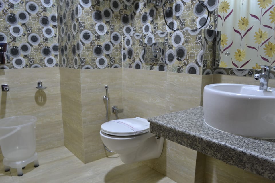 Shower, rainfall showerhead, free toiletries, hair dryer
