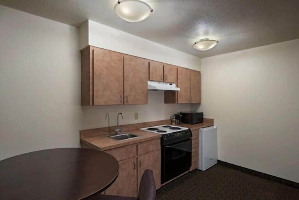 Standard Studio Suite, 1 Bedroom, Non Smoking, Kitchenette | Private kitchen | Coffee/tea maker, mini-fridge, microwave