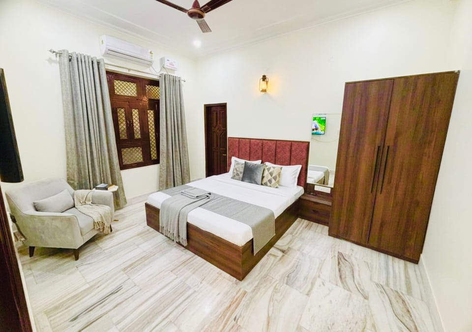 Comfort Double Room, Private Bathroom | Iron/ironing board, free WiFi