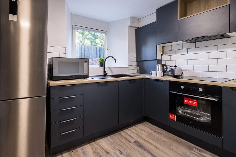 Apartment, 1 Bedroom | Private kitchen | Full-size fridge, microwave, oven, stovetop