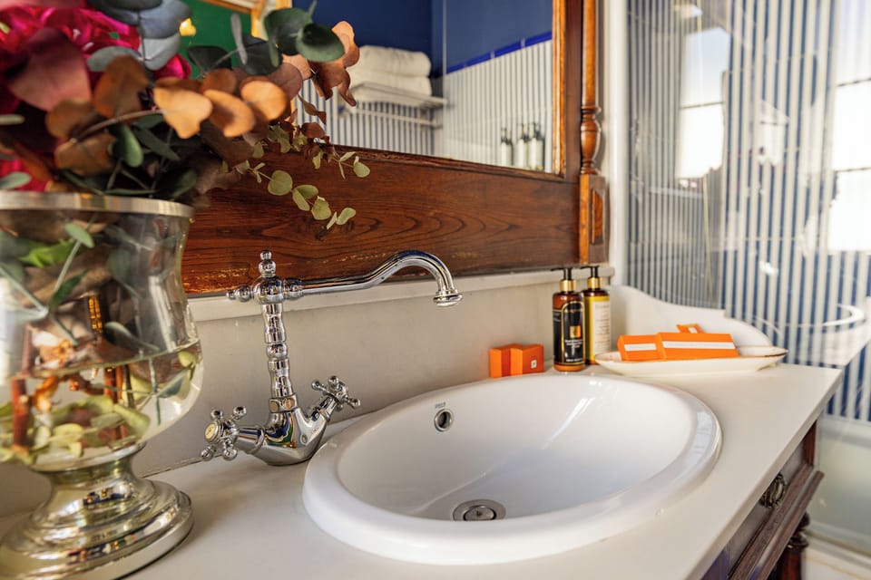 Deluxe Double Room | Bathroom | Hair dryer, slippers, towels