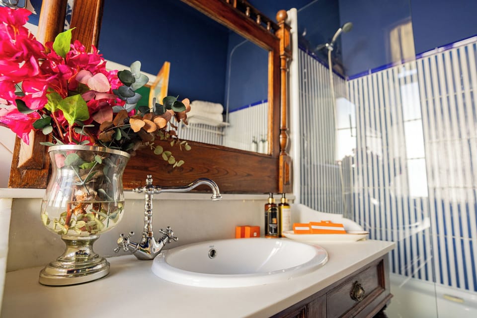 Deluxe Double Room | Bathroom | Hair dryer, slippers, towels