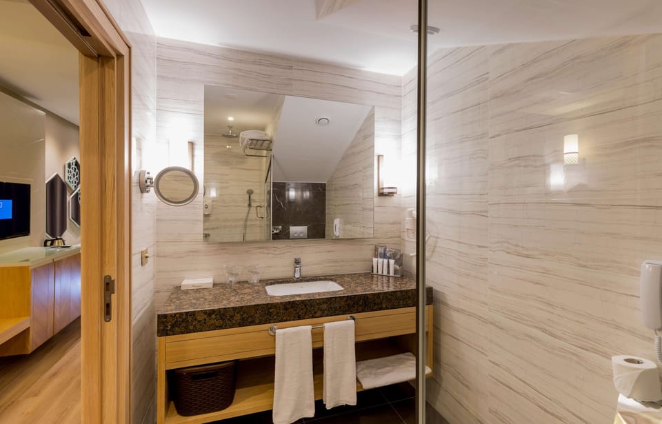 Family Duplex, 2 Bedrooms, Non Smoking | Bathroom | Shower, free toiletries, hair dryer, slippers