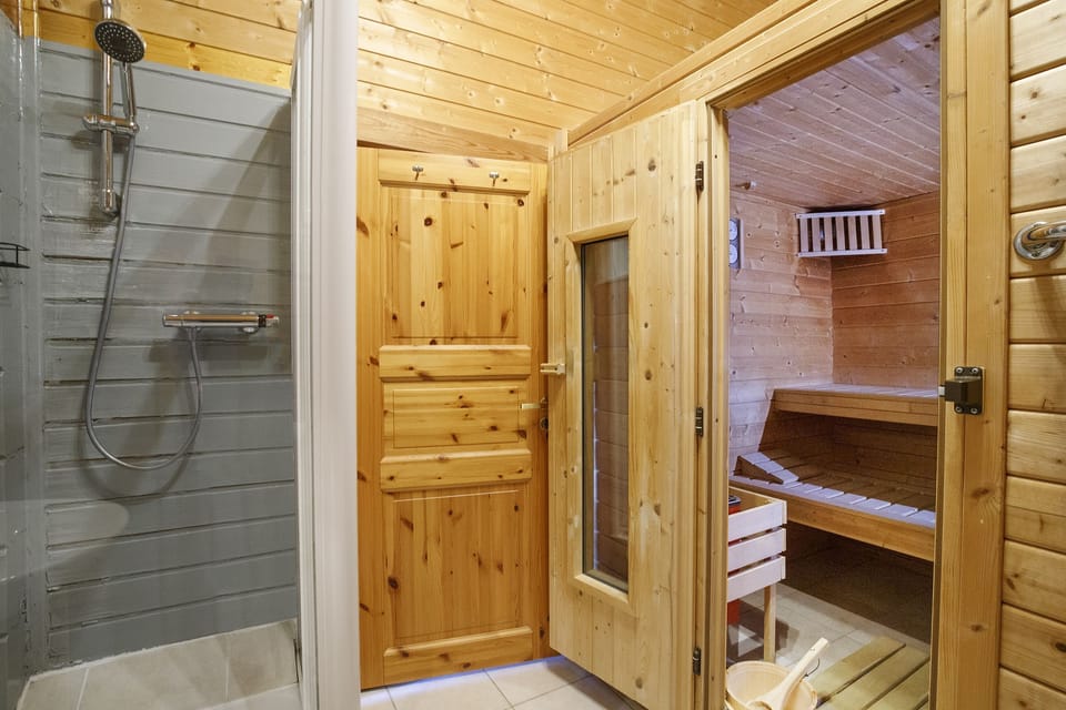 Ensuite Shower / Sauna
