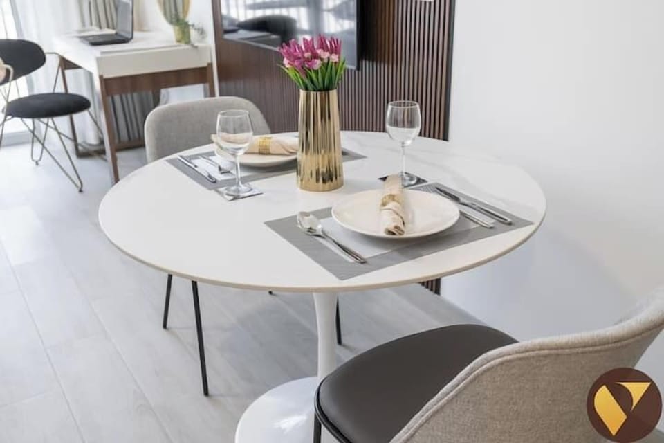 Luxury Studio, Balcony, City View | In-room dining