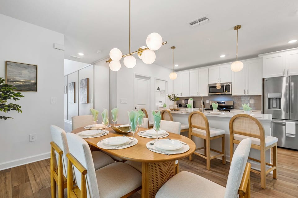 Comfort Townhome, 5 Bedrooms | Dining room