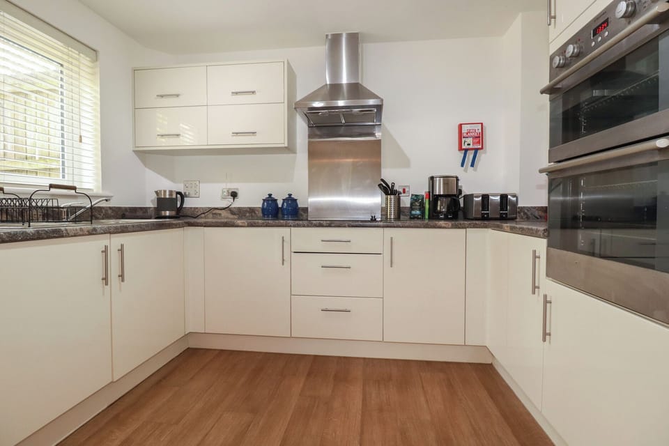 Cottage | Private kitchen | Dishwasher, cookware/dishes/utensils