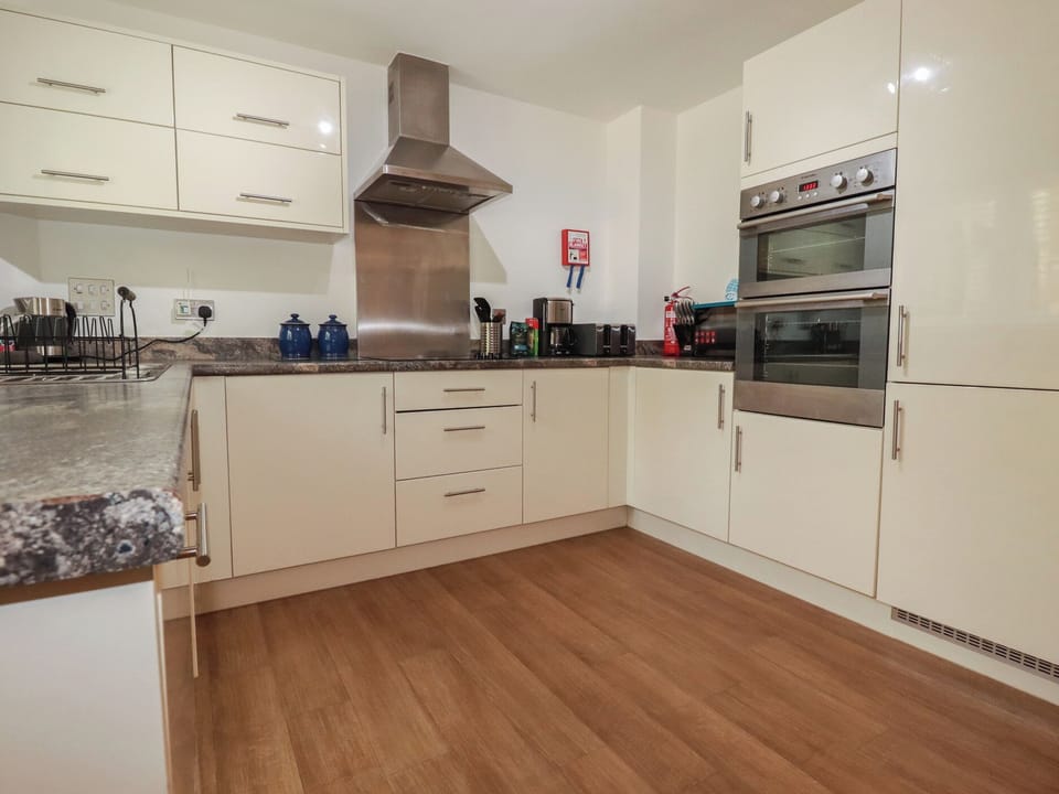 Cottage | Private kitchen | Dishwasher, cookware/dishes/utensils
