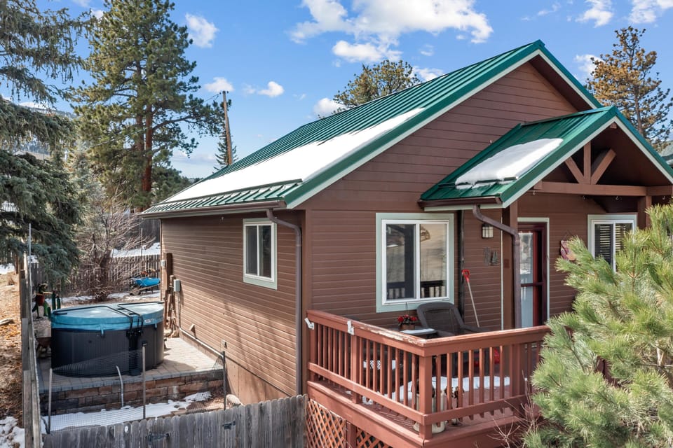 Cabin retreat with private hot tub and sunny deck