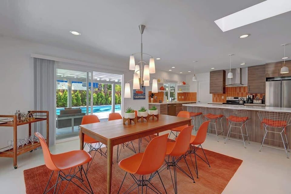 Spacious dining area with extra breakfast bar seating 