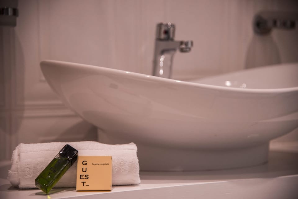 Bathroom sink