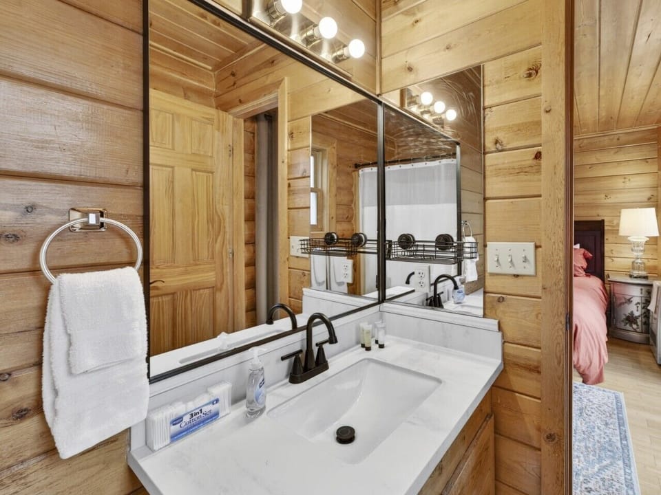 En-Suite Bathroom | Single Vanity & Shower Tub Combo | Fresh Towels and Toiletries