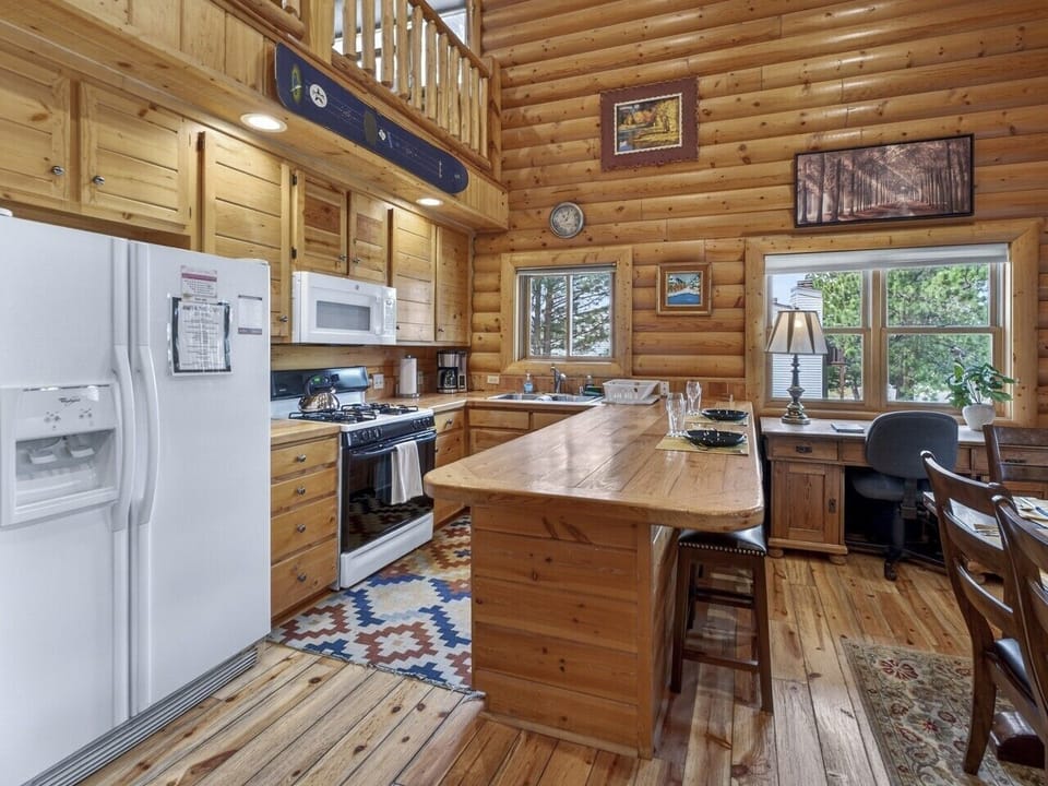 Kitchen |  Gas Stove | Breakfast Bar |  Workspace Nook