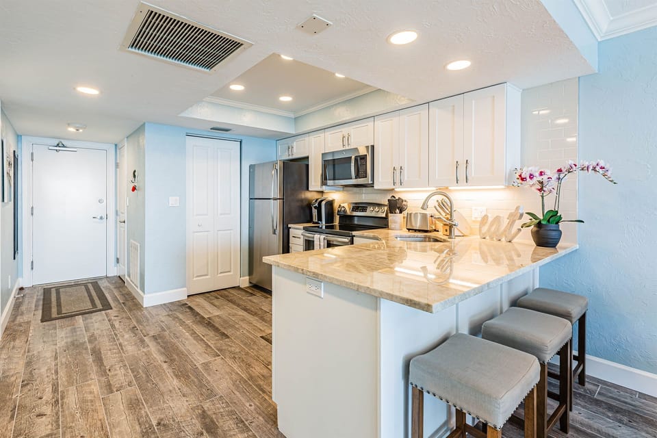 Beachfront Sea Winds 10th Floor remodeled condo. Extra seating at dining bar