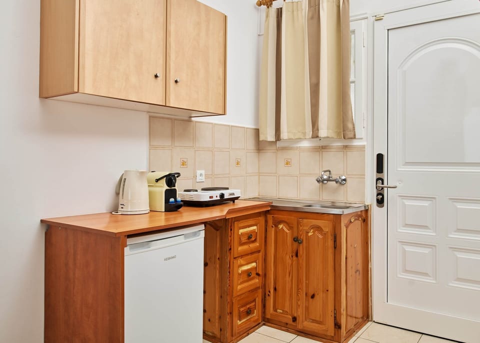 Fridge, coffee/tea maker, coffee grinder