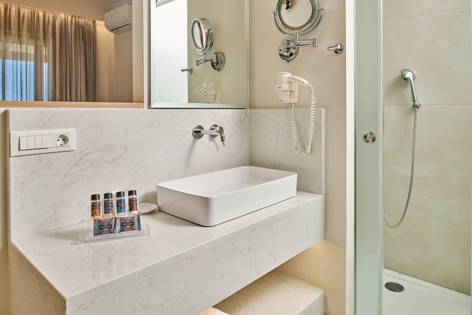 Superior Room - Sea & Pool View | Bathroom | Shower, towels