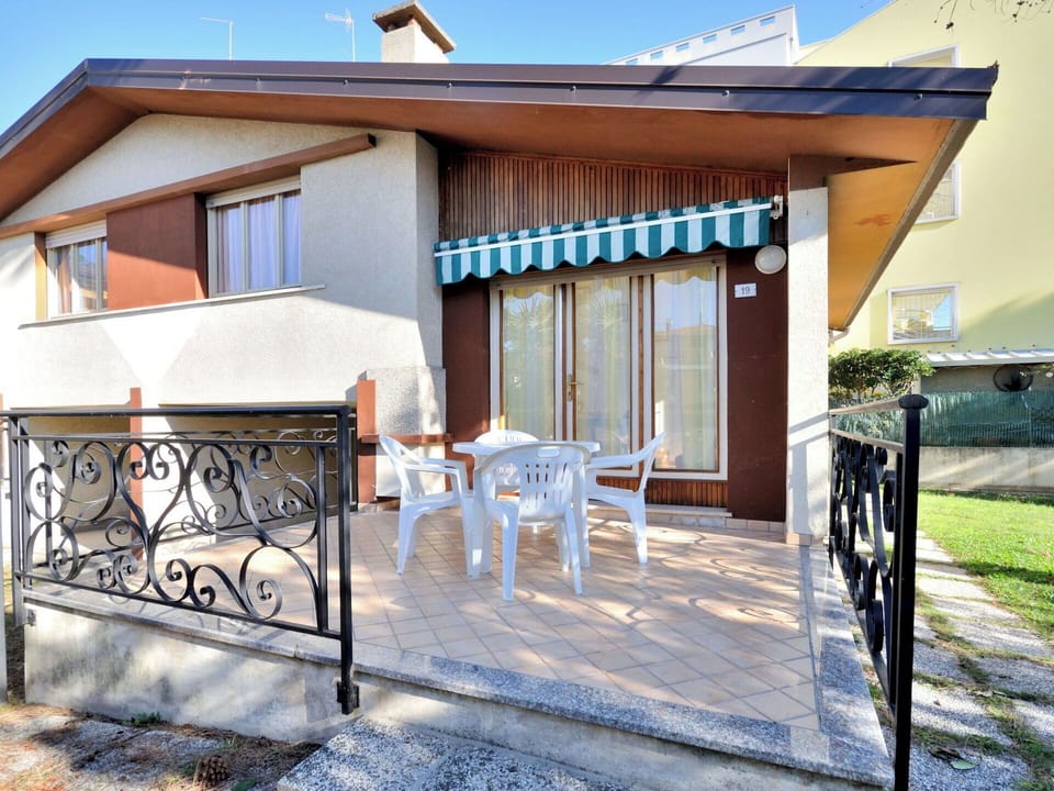 Shade, Porch, Balcony, Fence, Handrail, Outdoor Structure
