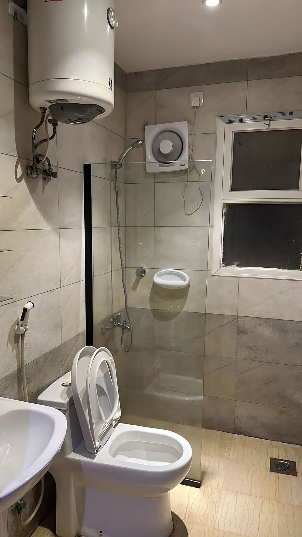 Iron/ironing board, WiFi (free)