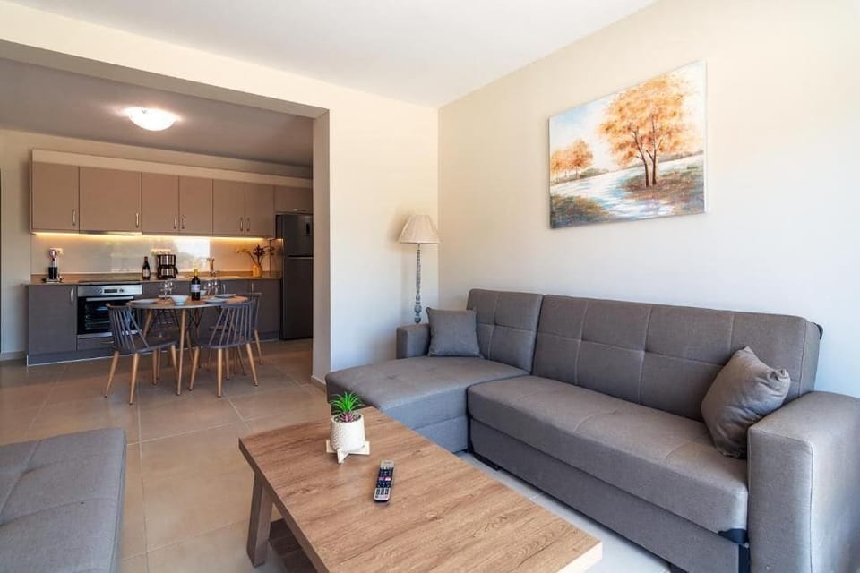 Deluxe Double Room, Patio, City View | Living area