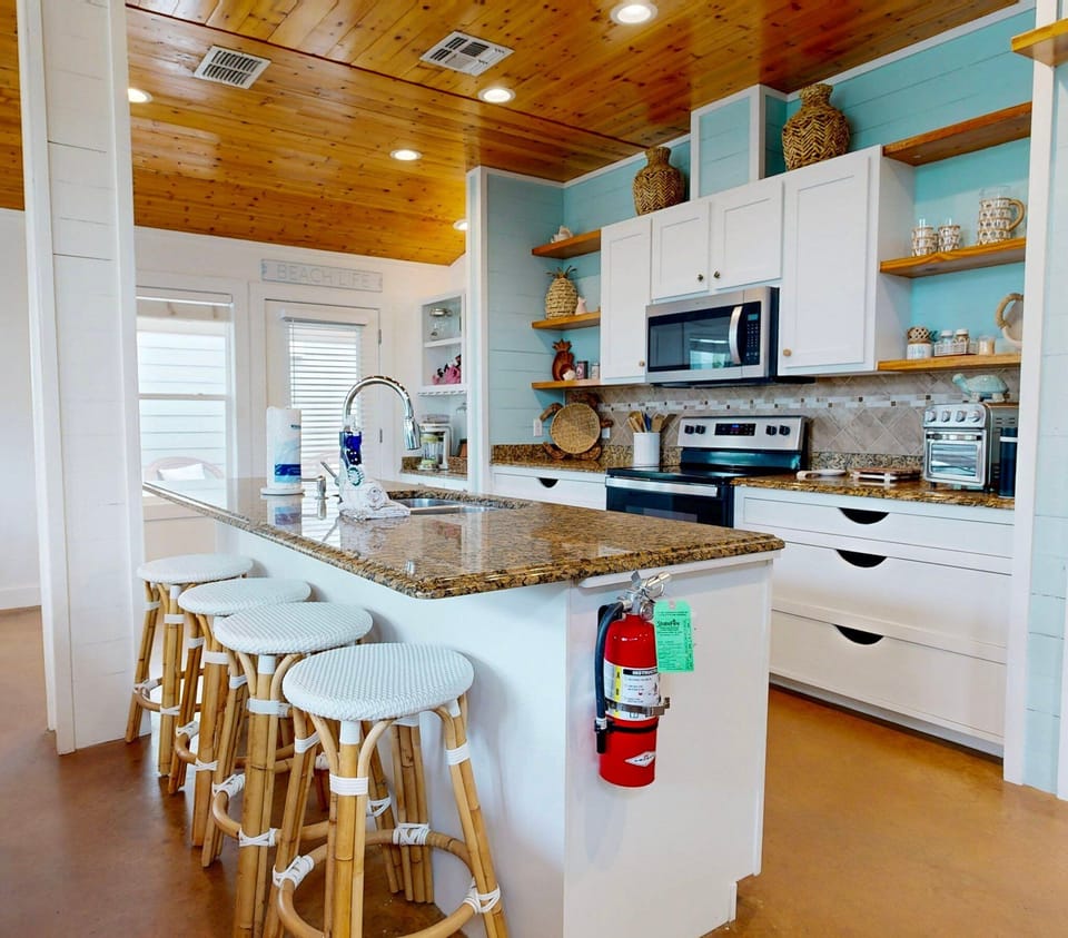 Kitchen with 4 barstools