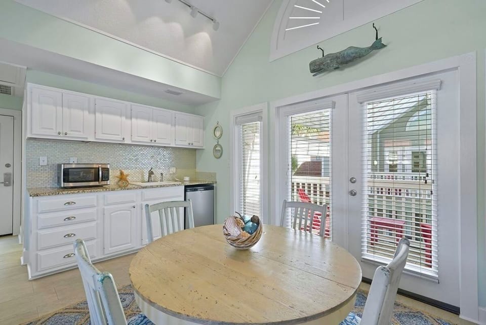 Carriage House - Kitchenette perfect for preparing quick meals, snacks, and drinks. A convenient addition that makes the guest house ideal for extended families or groups.