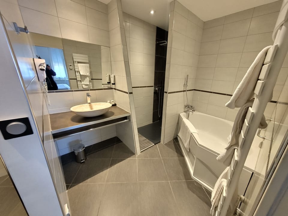 Superior Double Room | Bathroom | Free toiletries, hair dryer, towels