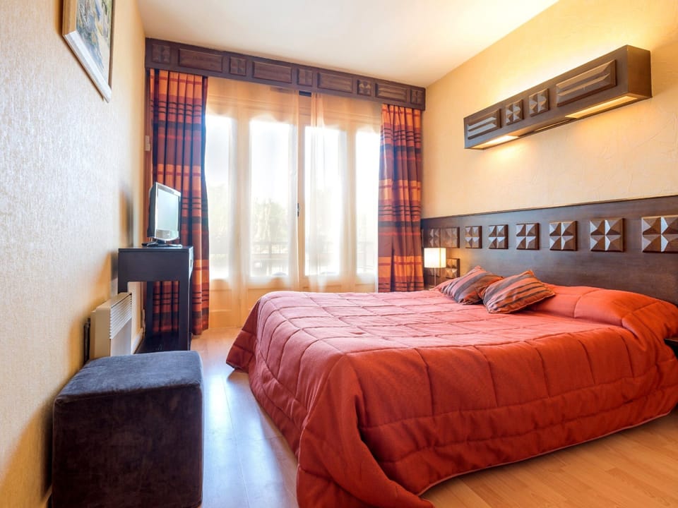 Premium bedding, individually decorated, individually furnished, desk