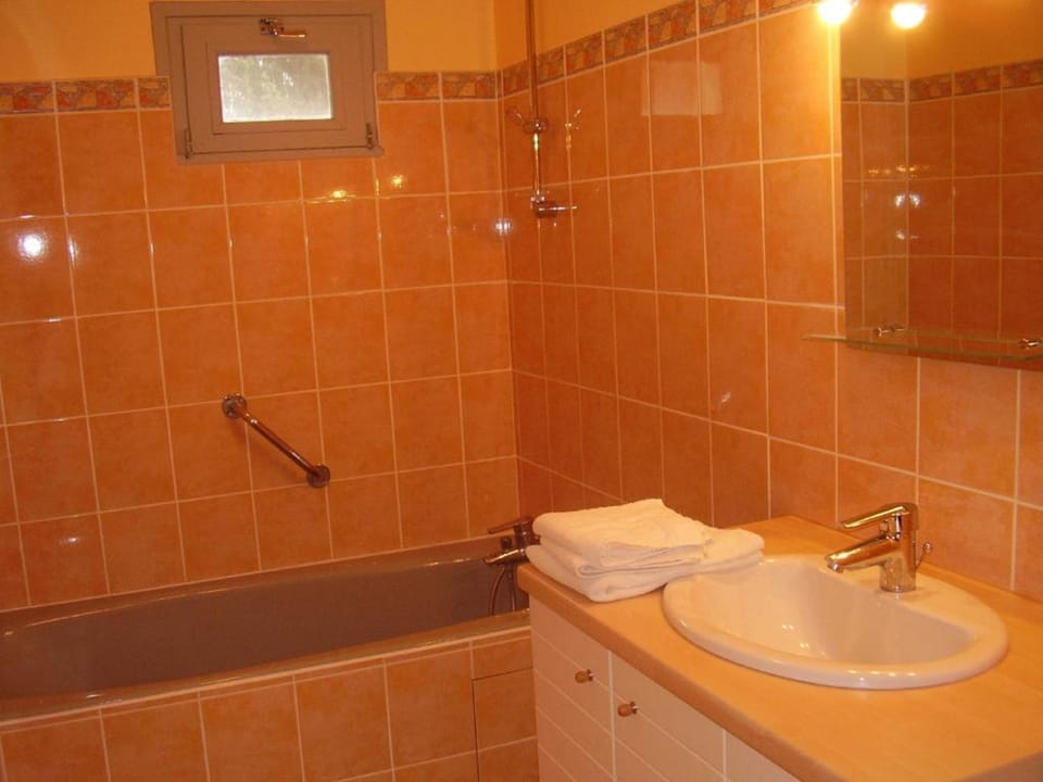 Family Room | Bathroom | Free toiletries, hair dryer, towels
