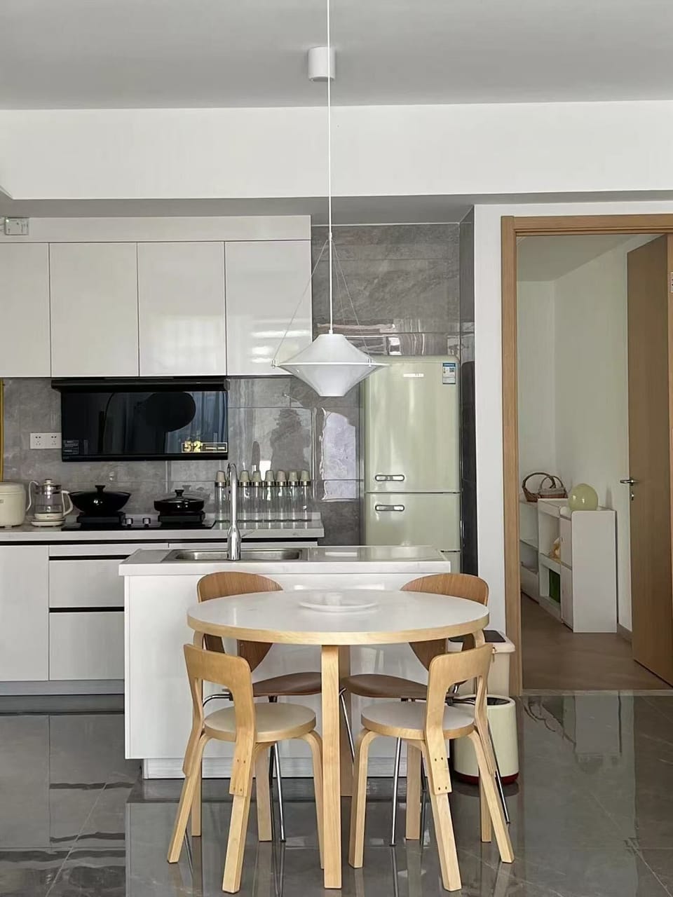 Classic Townhome, Garden View | Private kitchen | Fridge, microwave, stovetop, cookware/dishes/utensils