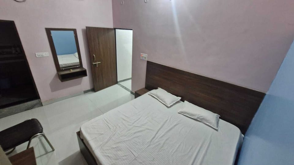 Deluxe Room | Rollaway beds, free WiFi, bed sheets