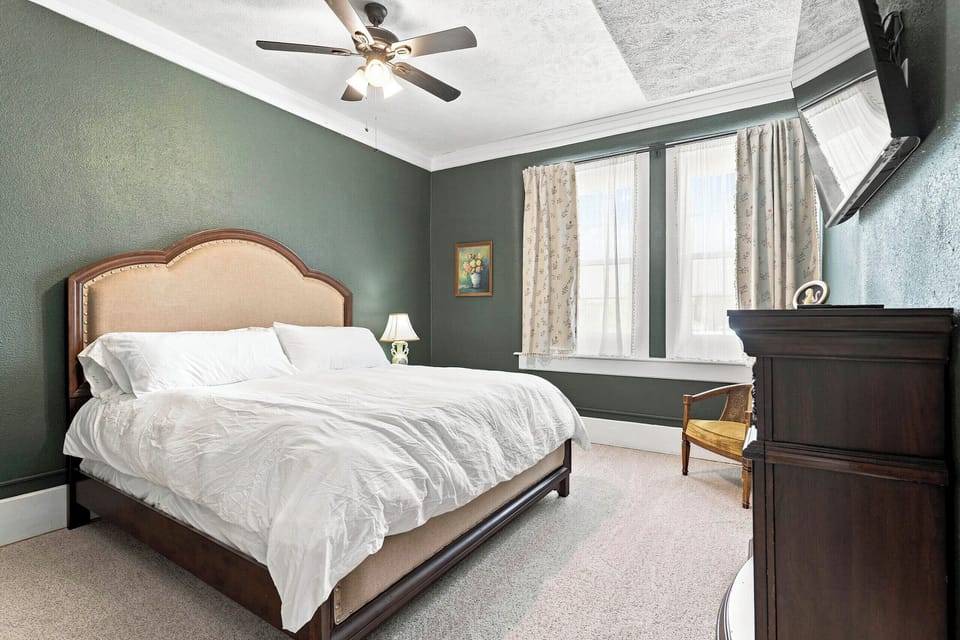 Bedroom 1 | King Bed