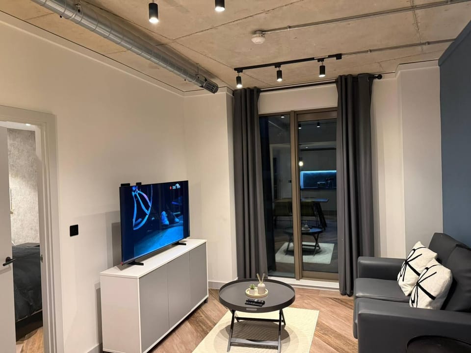Apartment, 2 Bedrooms, Accessible, Smoking | Living room