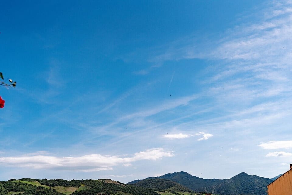 La lumière unique du ciel catalan sur les collines verdoyantes des Albères