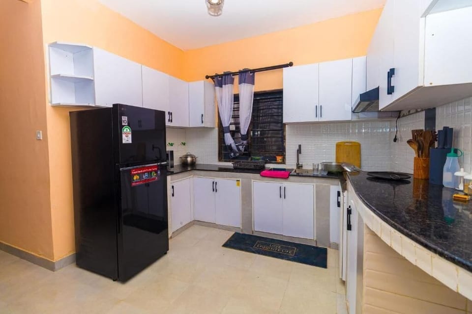 Family Bungalow | Private kitchen | Fridge, microwave, cookware/dishes/utensils