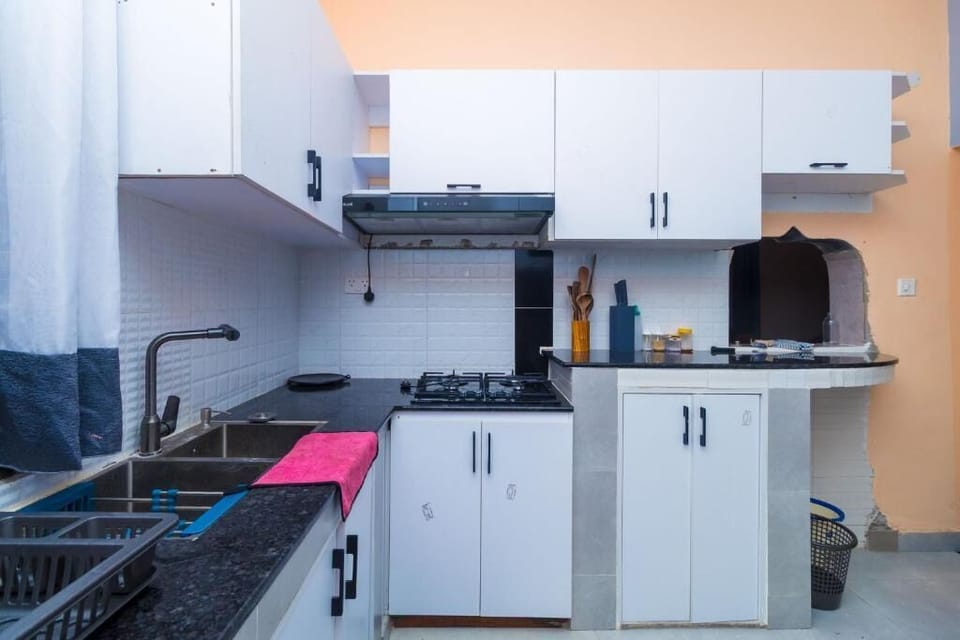 Family Bungalow | Private kitchen | Fridge, microwave, cookware/dishes/utensils