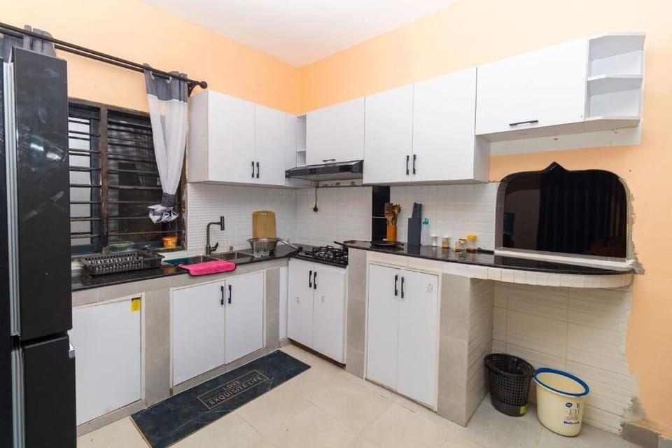 Family Bungalow | Private kitchen | Fridge, microwave, cookware/dishes/utensils
