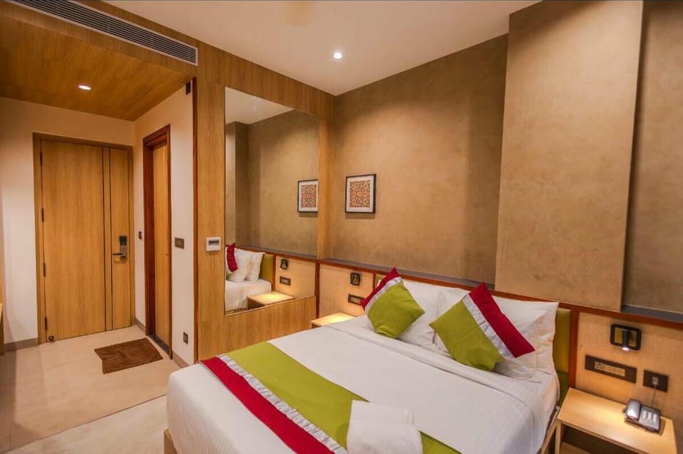 Standard Double Room | In-room safe, iron/ironing board, free WiFi