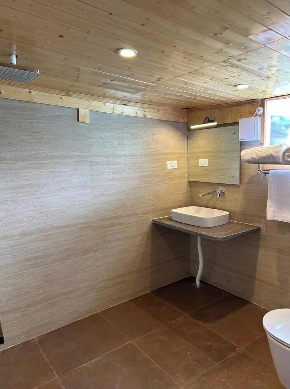 Deluxe Room | Bathroom | Shower, free toiletries, towels, soap