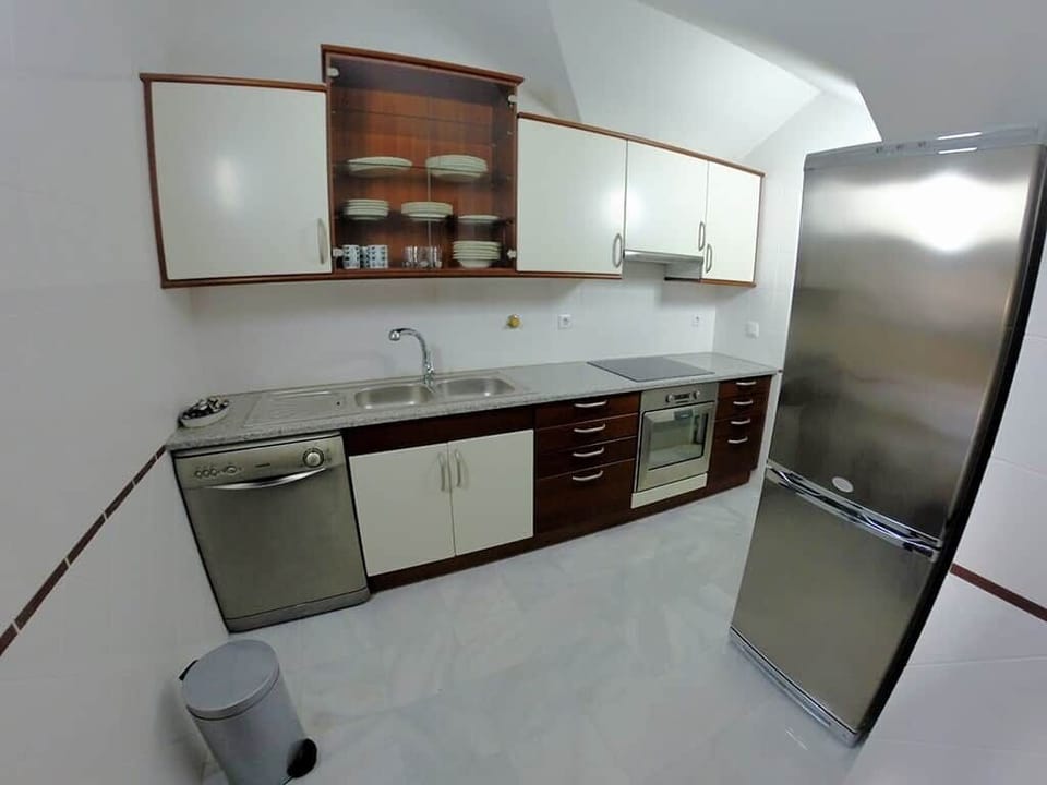 Modern and fully equipped kitchen.