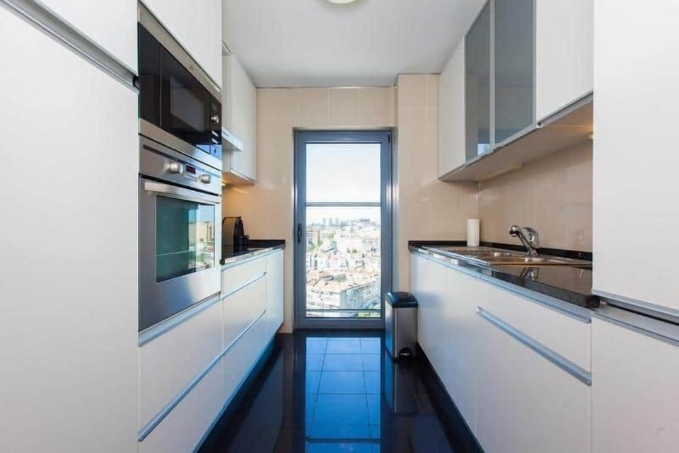Modern and fully equipped kitchen.