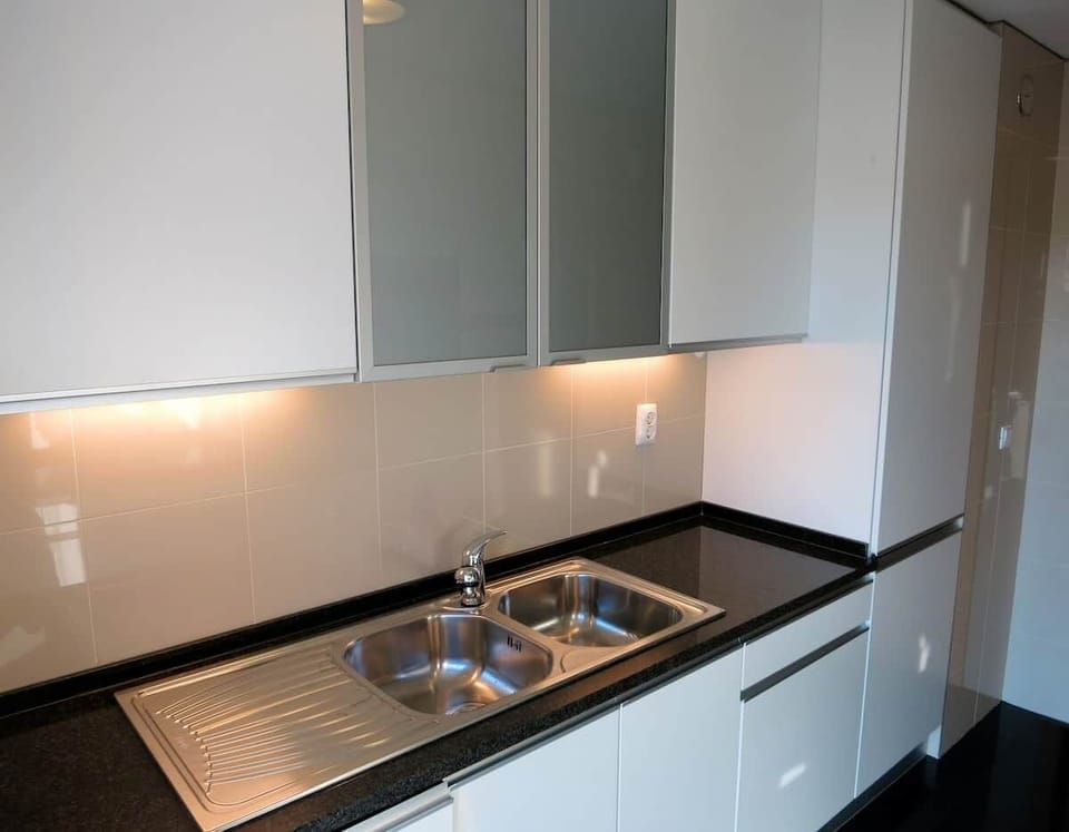 Modern and fully equipped kitchen.