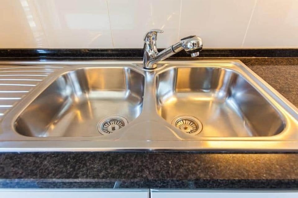 Modern and fully equipped kitchen.