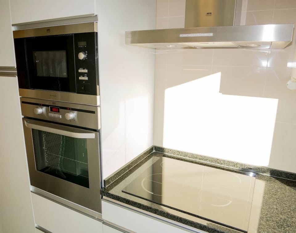 Modern and fully equipped kitchen.